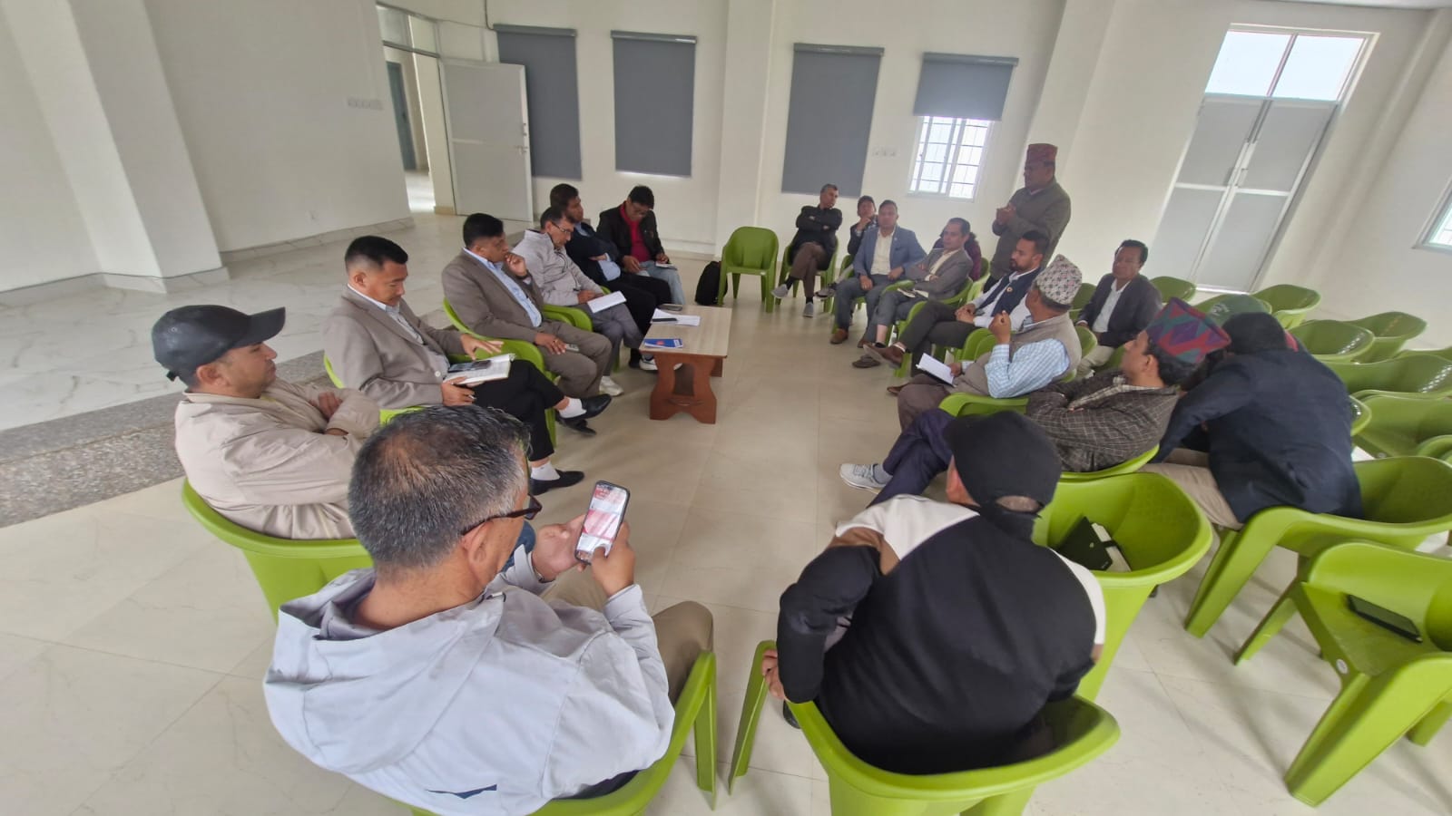 A+AA-TIALiverpool नेकपा एमाले जनसंगठनको बैठक केन्द्रीय कार्यालय च्यासलमा सुरु भएकाे छ । बैठकमा पार्टी अध्यक्ष केपी शर्मा ओली पक्राउपछिकाे घटनाबारे छलफल हुने युवा संघका एक नेताले जानकारी दिए । एमालेका २३ जनवर्गीय संगठनहरू छन् । जेन–जी आन्दोलनमा दमन गरेको भन्दै ओलीलाई पक्राउ गरिएको छ । त्यसविरुद्ध एमालेले आन्दोलन घोषणा गरेको छ ।