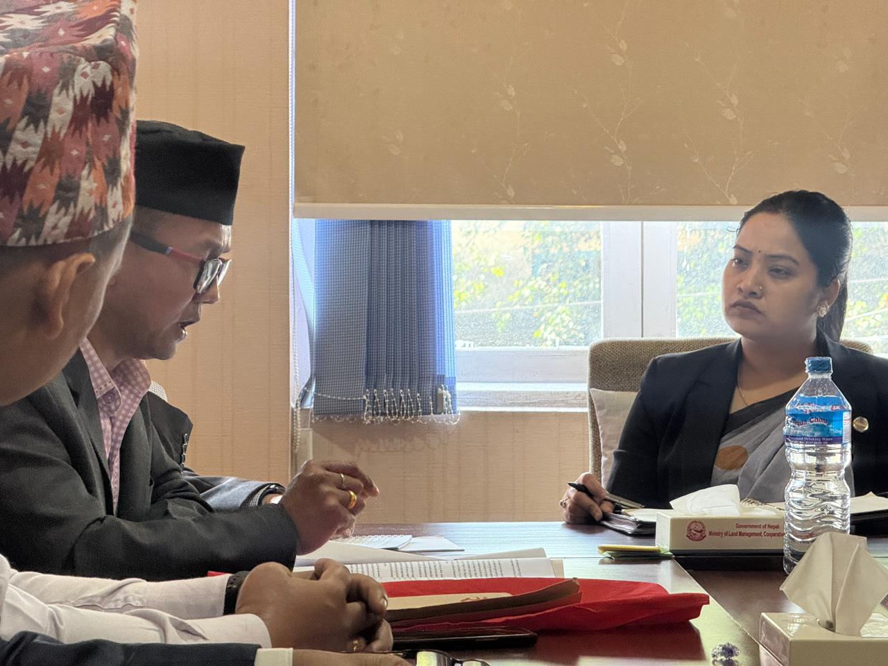 लामो समयदेखि बचत फिर्ता नपाउँदा मारमा परेका सर्वसाधारणले प्रत्यक्ष रूपमा आफ्नो अवस्था सुनाउने अवसर पाएका छन् ।